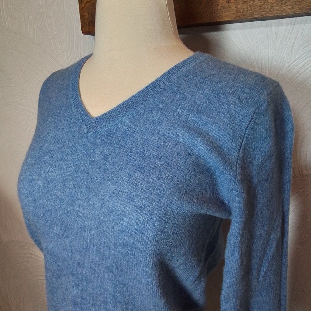 Tahari Cashmere Sweater Blue V Neck Pure Luxe size L - Picture 3 of 5